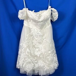 David’s Bridal  wedding dress white floral appliqué off shoulder cap sleeves
